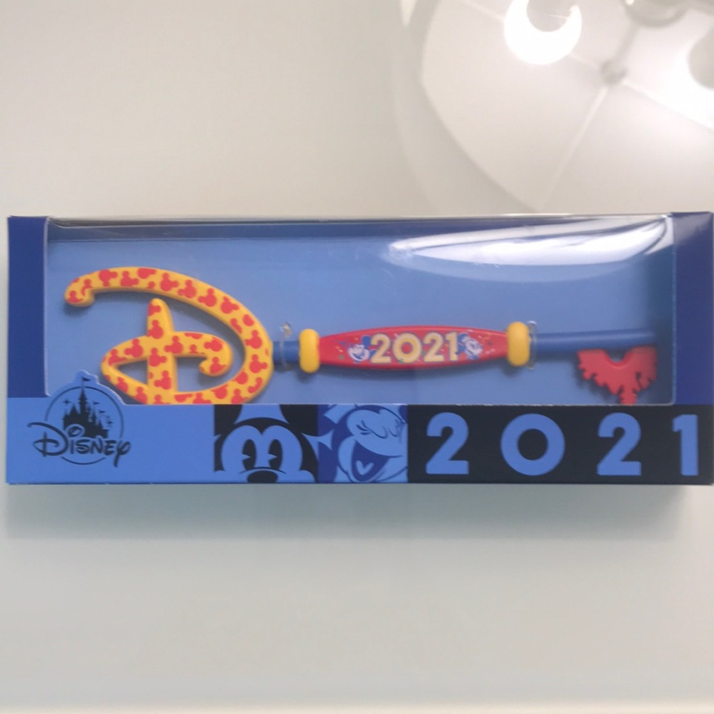 Disney Collectible Key 2021 Mickey and Minnie Brand New in Box